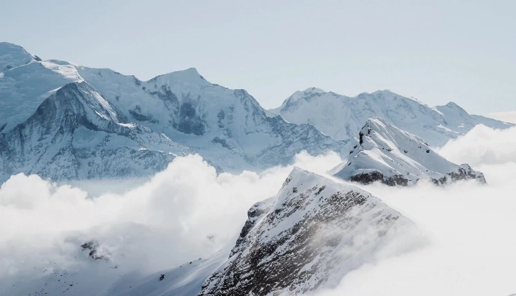 Près des sommets, SkiTEC revalorise des milliers de skis usagés chaque année.