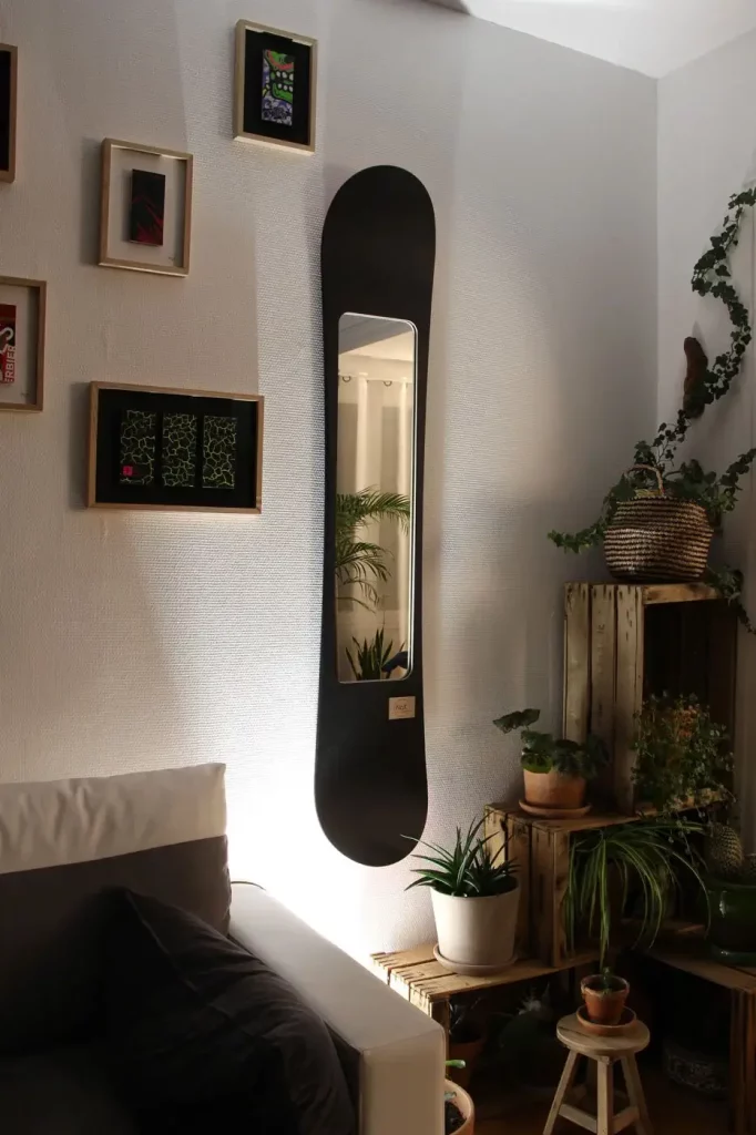 Un miroir éco-responsable réalisé à partir d'une planche de snowboard upcyclée. Le tout fabriqué aux pieds des Alpes.