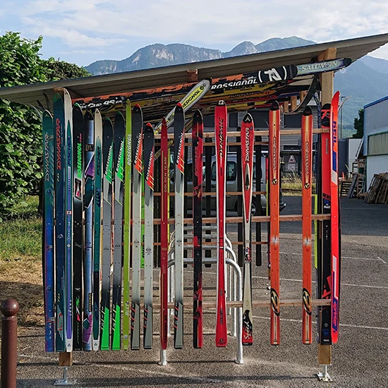 Bardage coloré d'abri à vélos pour InnoVales à Saint-Pierre-en-Faucigny Haute-Savoie.