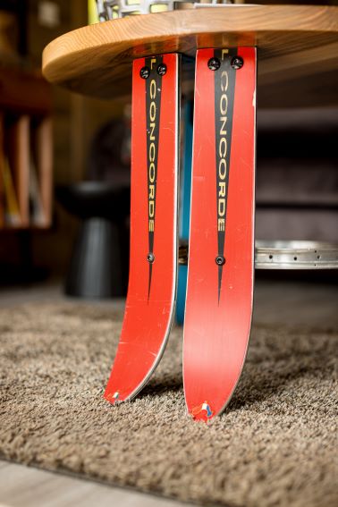 Table basse ronde fabriquée à partir de skis upcyclés.