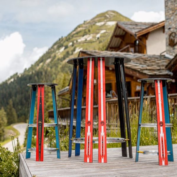 Mange-debout fabriqué dans les Alpes à partir de skis.