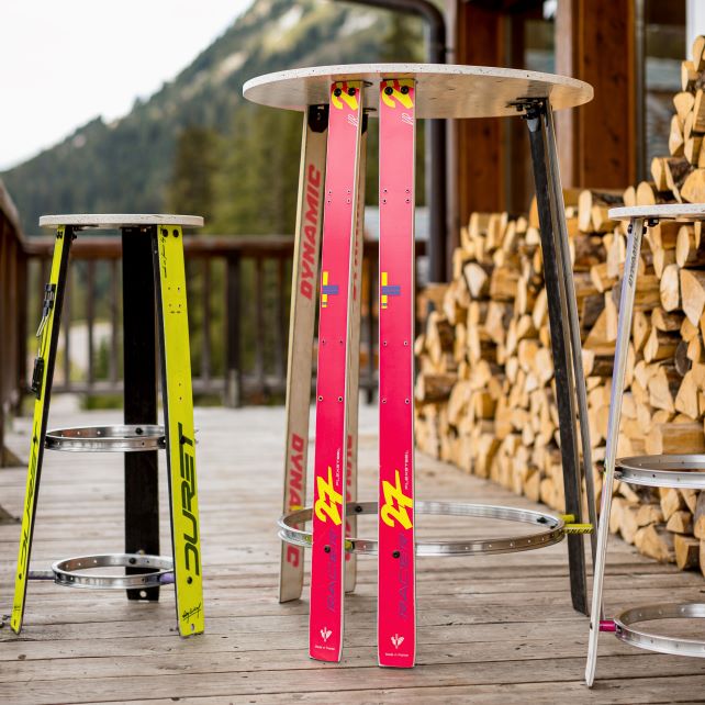 Mange-debout fabriqué dans les Alpes à partir de skis.