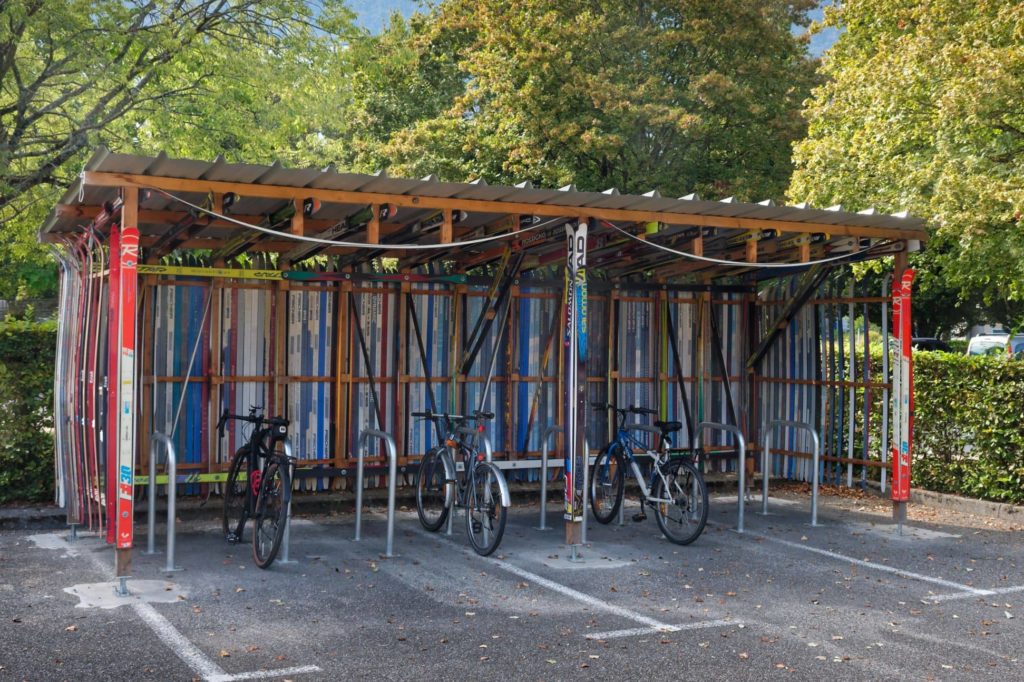 Abri à vélos éco-conçu en skis upcyclés